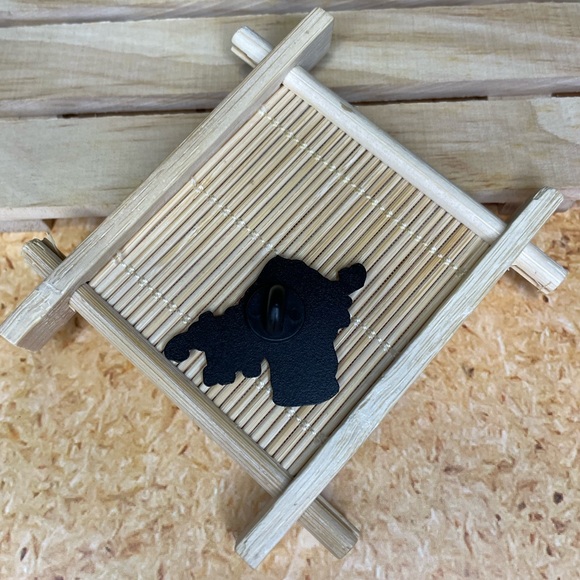 Tattoo Gun Pin - Picture 2 of 2